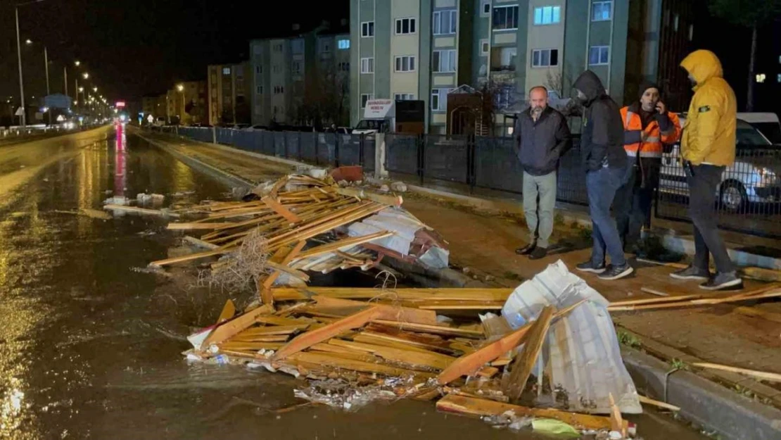 Tatvan'da fırtına... Çatılar uçtu, otomobiller hasar gördü