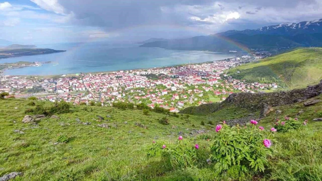 Tatvan'da gökkuşağı renk cümbüşü oluşturdu