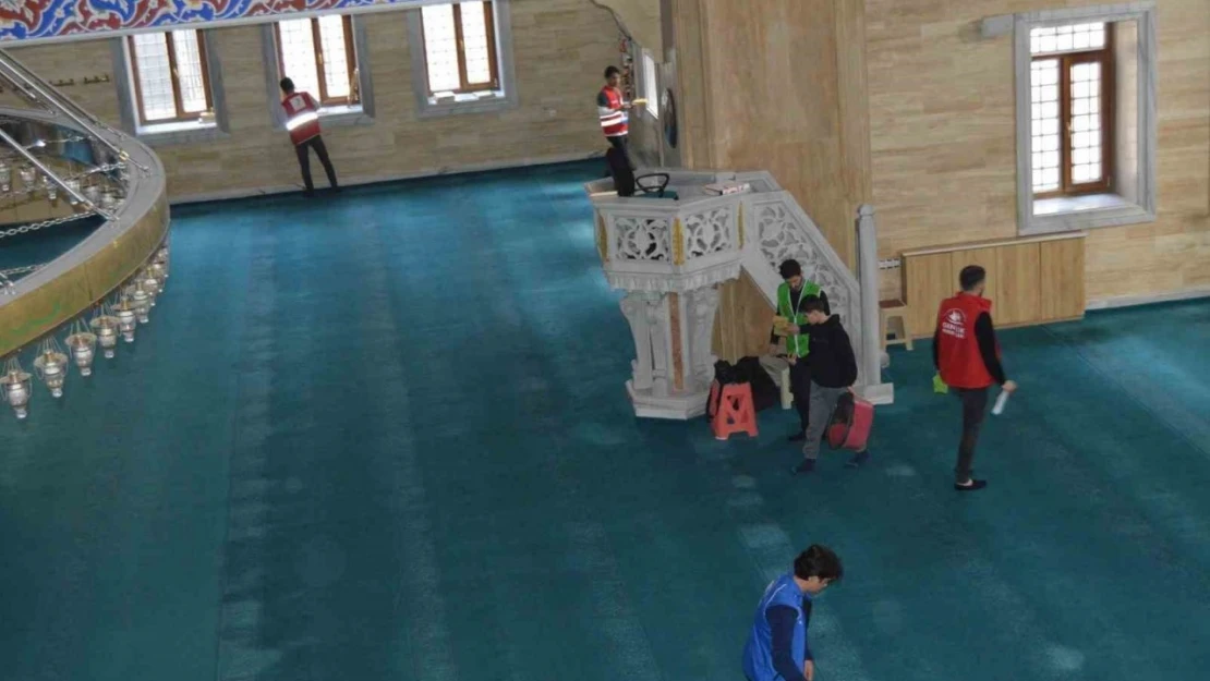 Tatvan'da gönüllülerden ramazan ayına özel camii temizliği