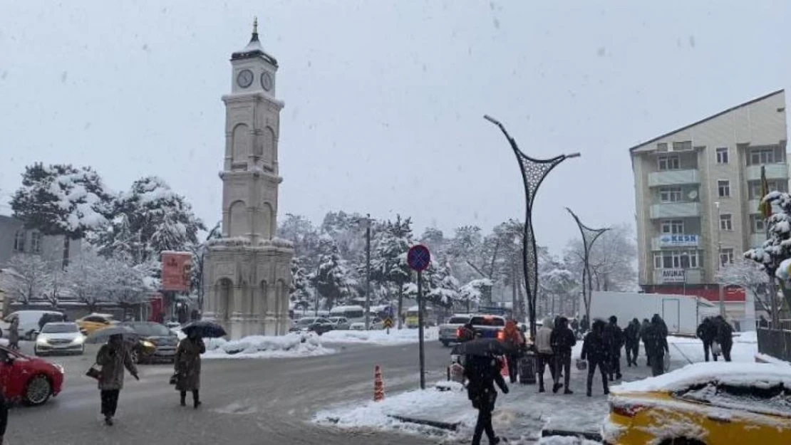 Tatvan'da kar yağışı ilçeyi beyaza bürüdü