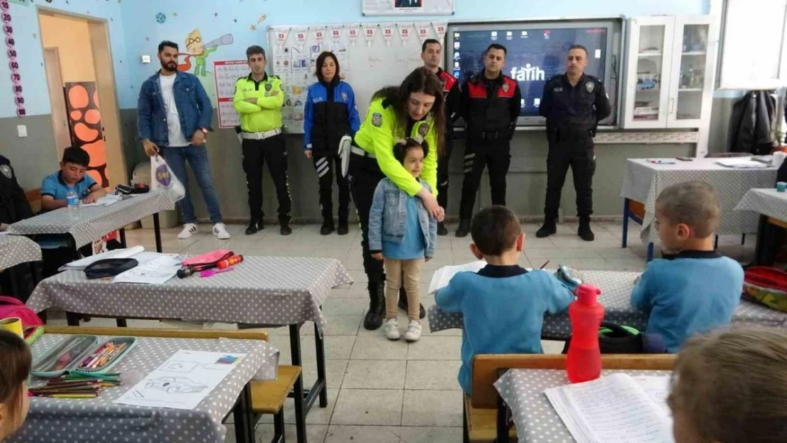 Tatvan'da polis ekipleri 1 yılda 4 bin 250 öğrenciye polislik mesleğini tanıttı