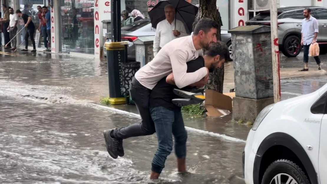 Tatvan'da sağanak nedeniyle iş yerini su bastı