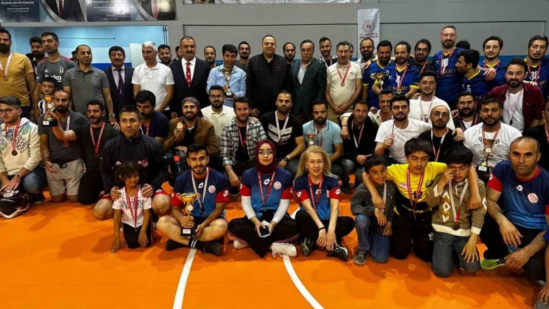 Tatvan'da voleybol ve futbol turnuvaları tamamlandı