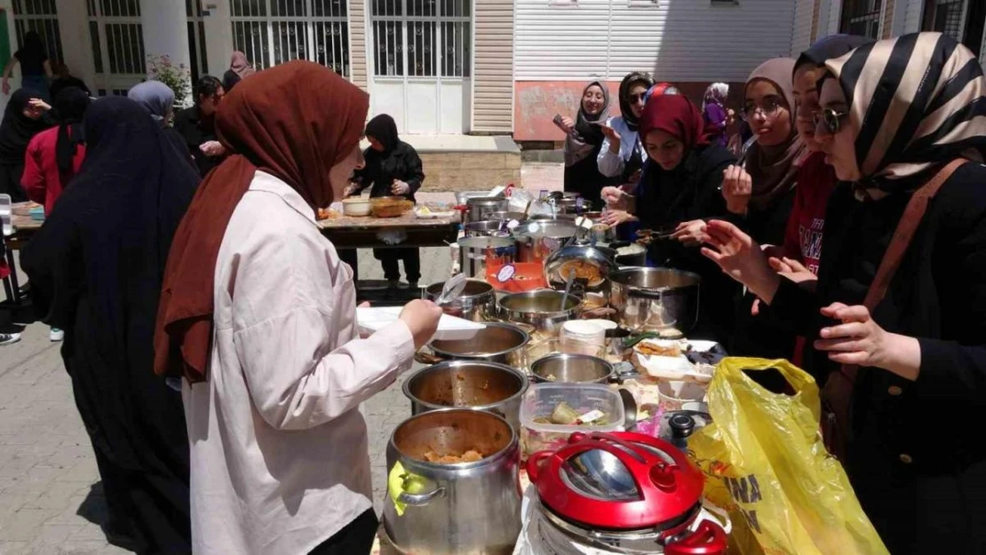 Tatvanlı öğrenciler Filistin yararına hayır kampanyası düzenledi