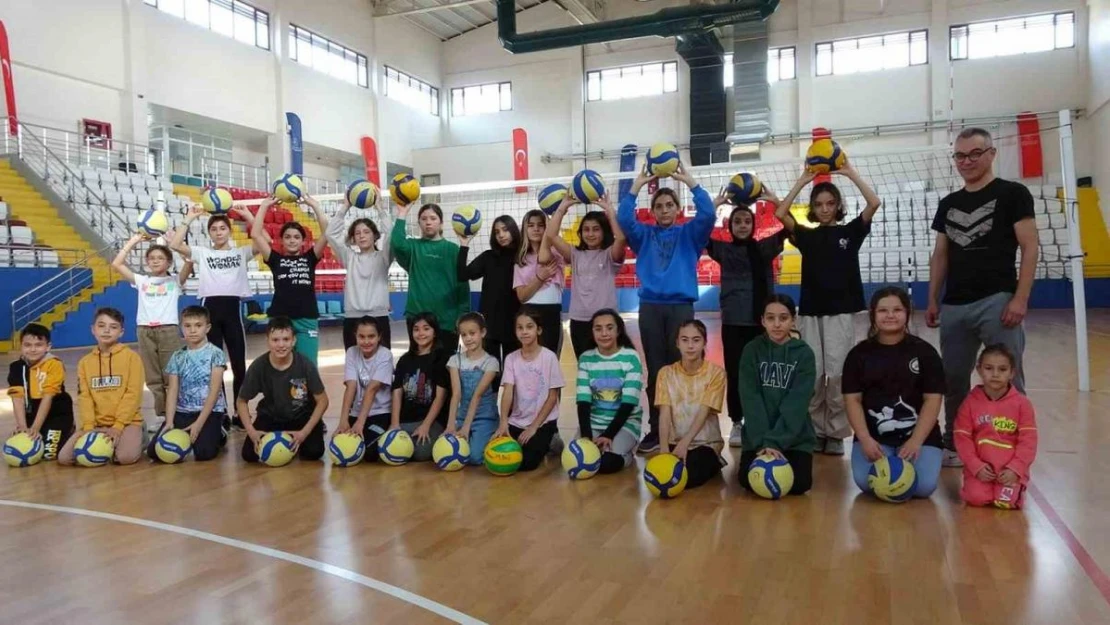 Tavşanlı'da gençler voleybol ile spora katılıyor