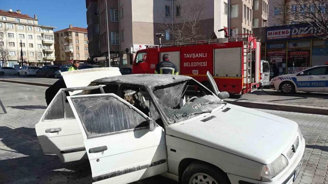 Tavşanlı'da park halindeki otomobil alev aldı