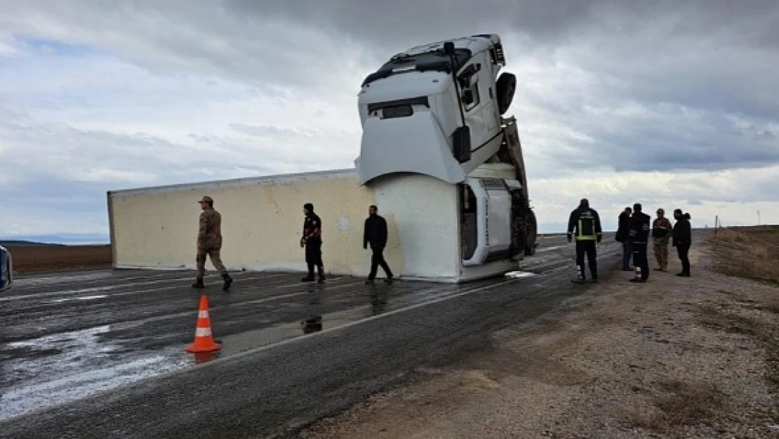 Tavuk eti yüklü TIR devrildi, yol kapandı