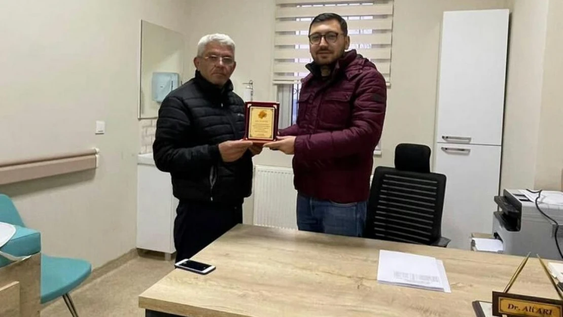 Tayini çıkan doktora mahalle muhtarından plaket