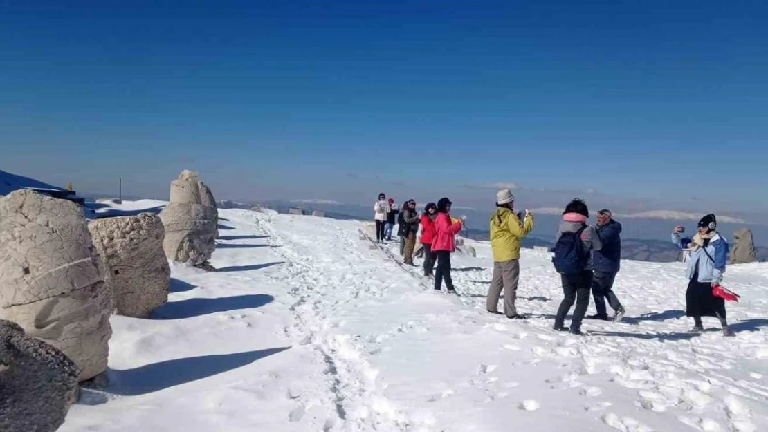 Taylandlı turistler Nemrut'un zirvesinde