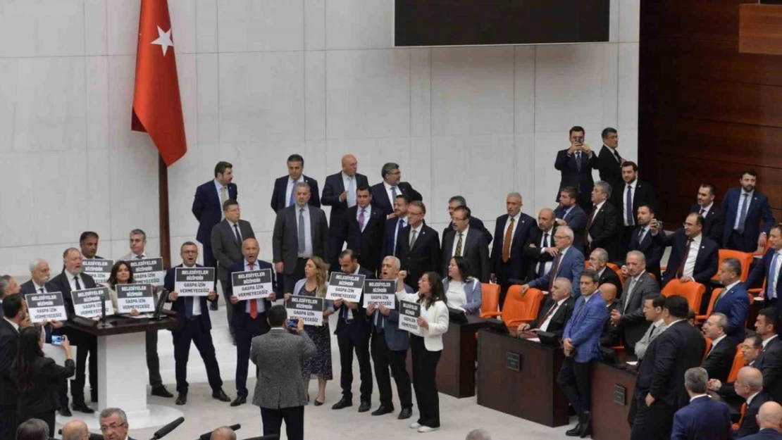 TBMM'de Halkların Eşitlik ve Demokrasi Partisi kürsüyü işgal etti