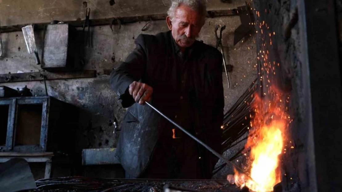 Tek güzünü verdiği demircilik mesleğini 73 yıldır usanmadan yapıyor