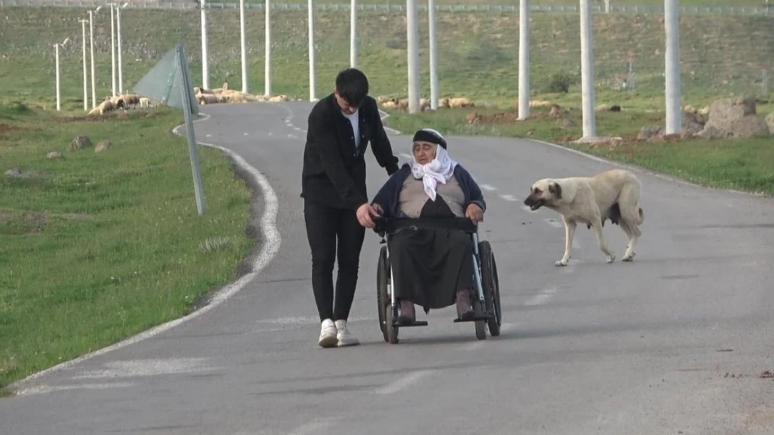 Tek manzarası tavan olan kadın, 10 yıl sonra köy meydanına çıktı