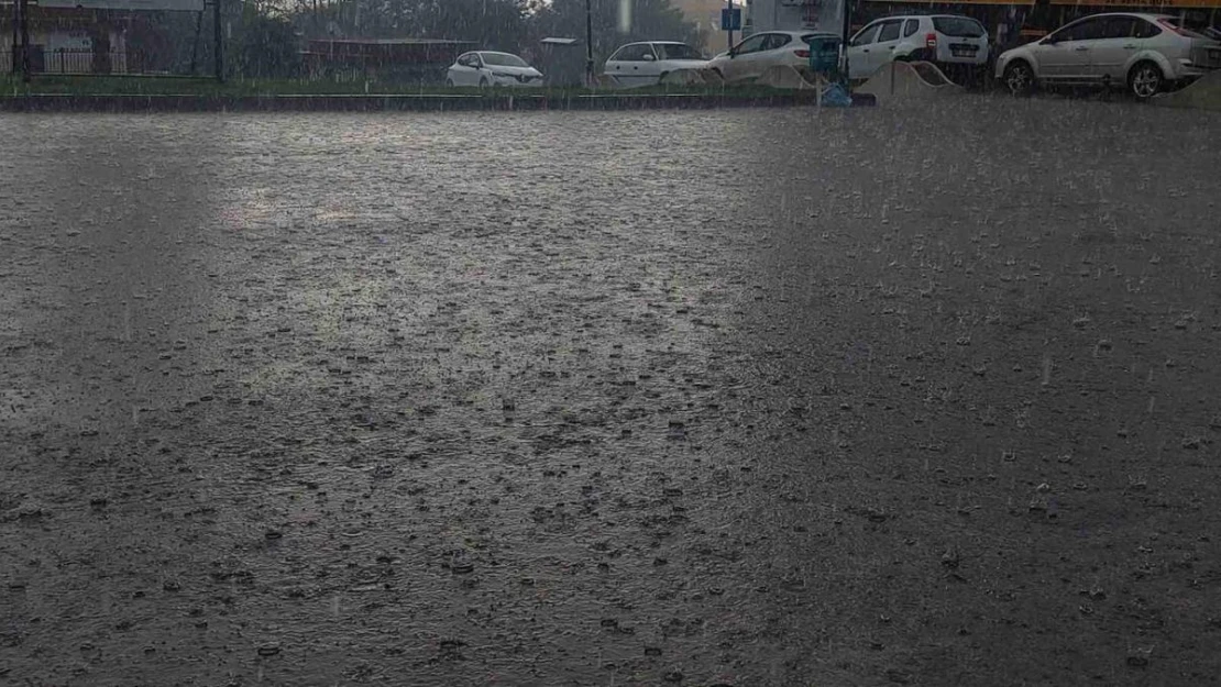 Tekirdağ'da şiddetli yağış: Doluyla karışık yağmur sokakları suyla kapladı