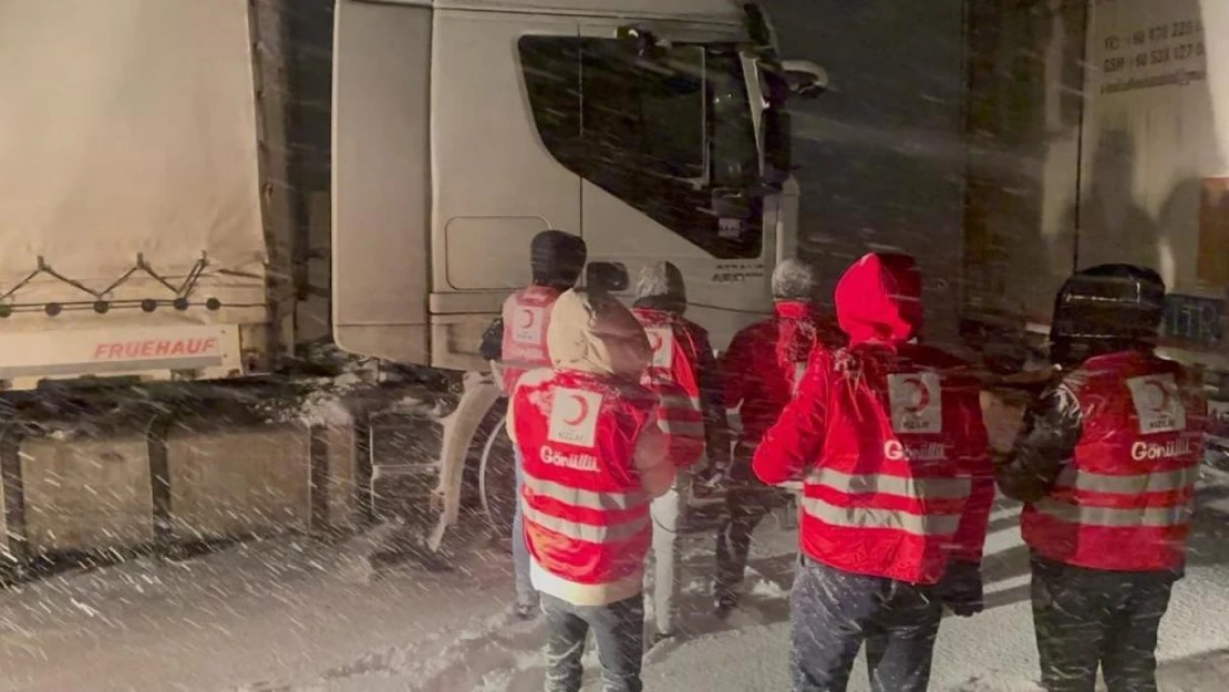 Tendürek Geçidi'nde bekleyen tır sürücülerine Kızılay'dan kumanya