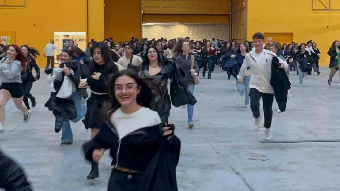 Teoman konserinde en önde olabilmek için birbirleriyle yarıştılar