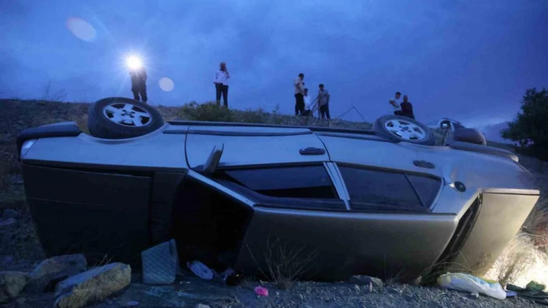 Terasa takılan otomobil onlarca metre yükseklikten düşmekten kurtuldu: 7 yaralı