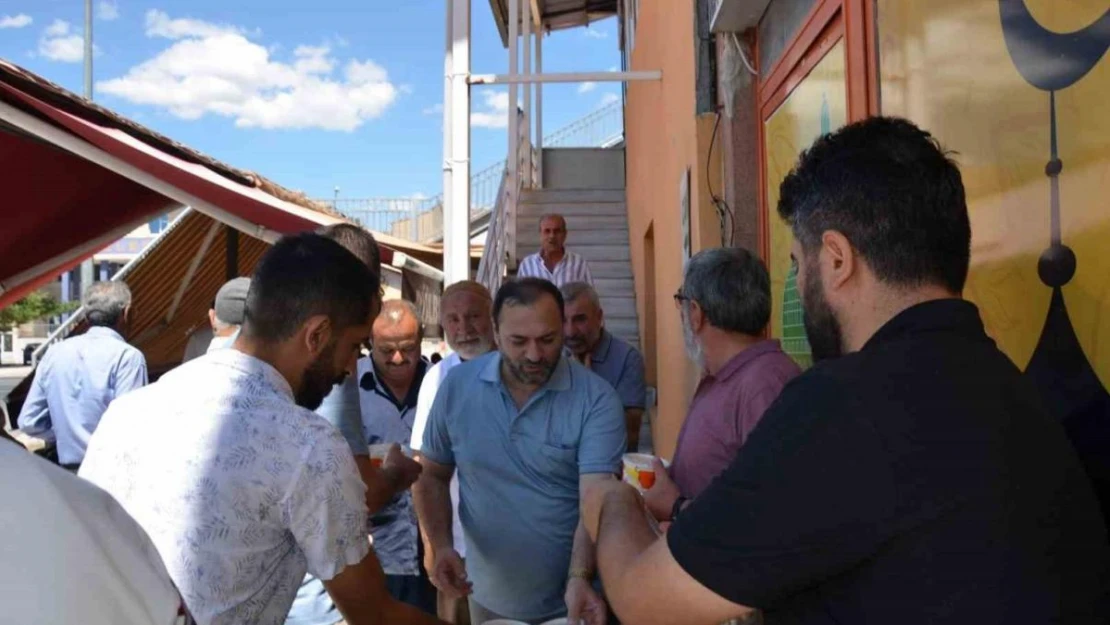 Tercan'da camii cemaatine aşure dağıtıldı