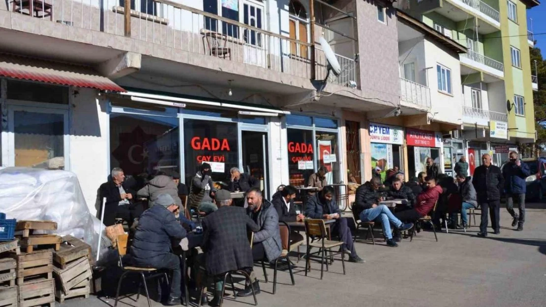 Tercan'da zemheri ayında vatandaşlar güneşli havanın tadını çıkarıyor