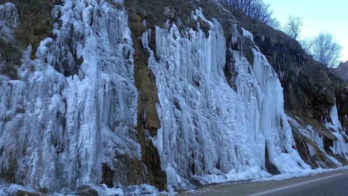 Termometreler eksi 20'yi gördü, Tunceli'de ''Ağlayan Kayalar'' dondu