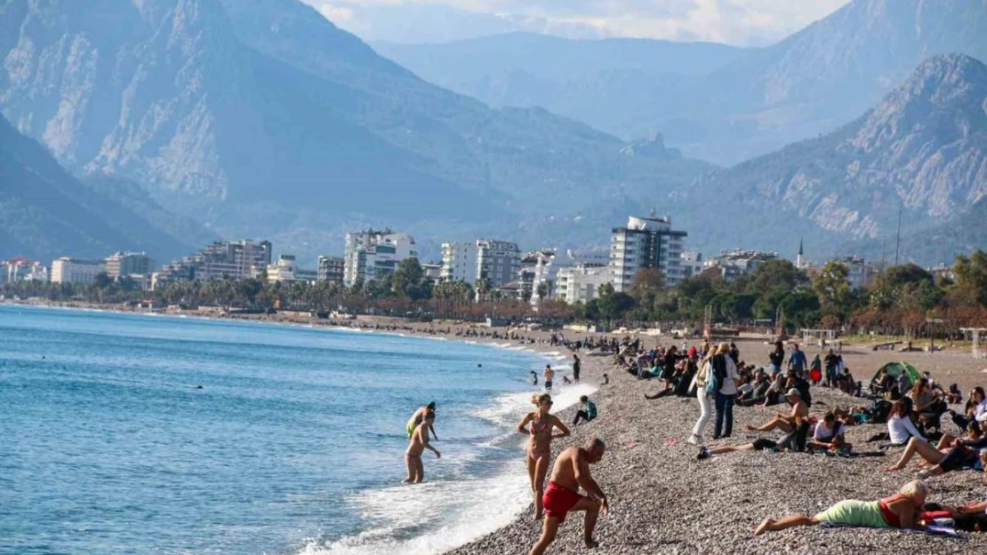 Termometrelerin 19 dereceyi gösterdiği Antalya'da Aralık ayında deniz keyfi