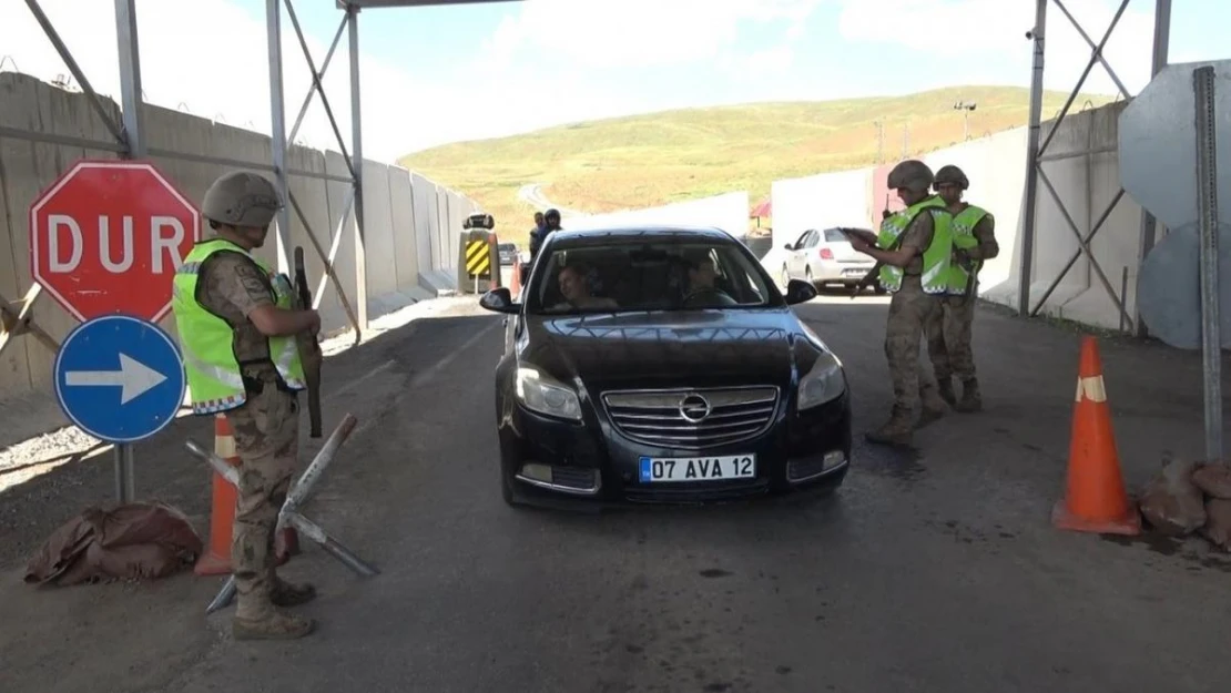 Teröristlerin korkulu rüyası olan Moray Üs Bölgesinde yol kontrolü