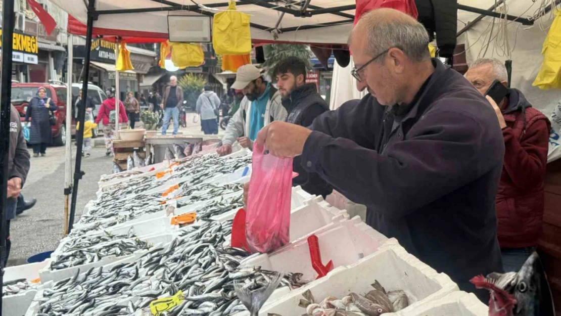 Tezgahların gözdesi hamsi oldu