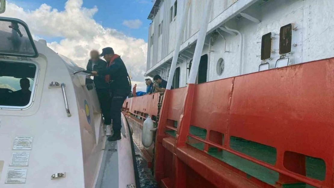 Ticari gemide rahatsızlanan vatandaş için tıbbi tahliye