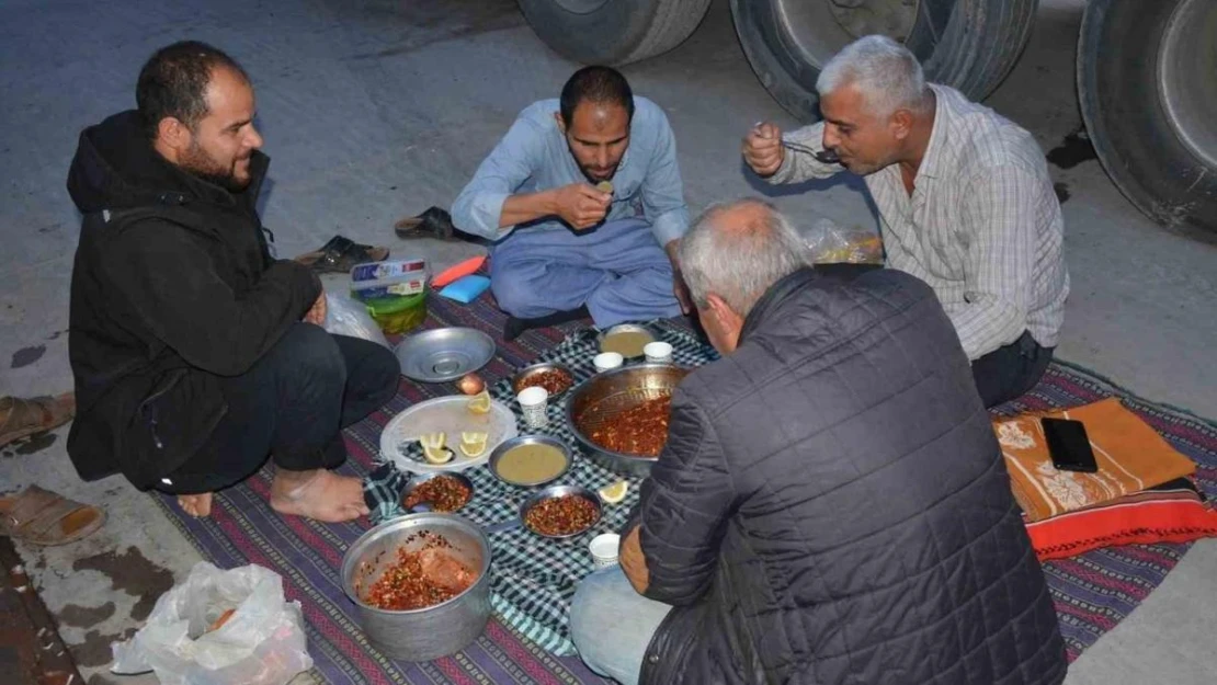 Tır şoförleri Habur Sınır Kapısında sıra beklerken iftar açıyor