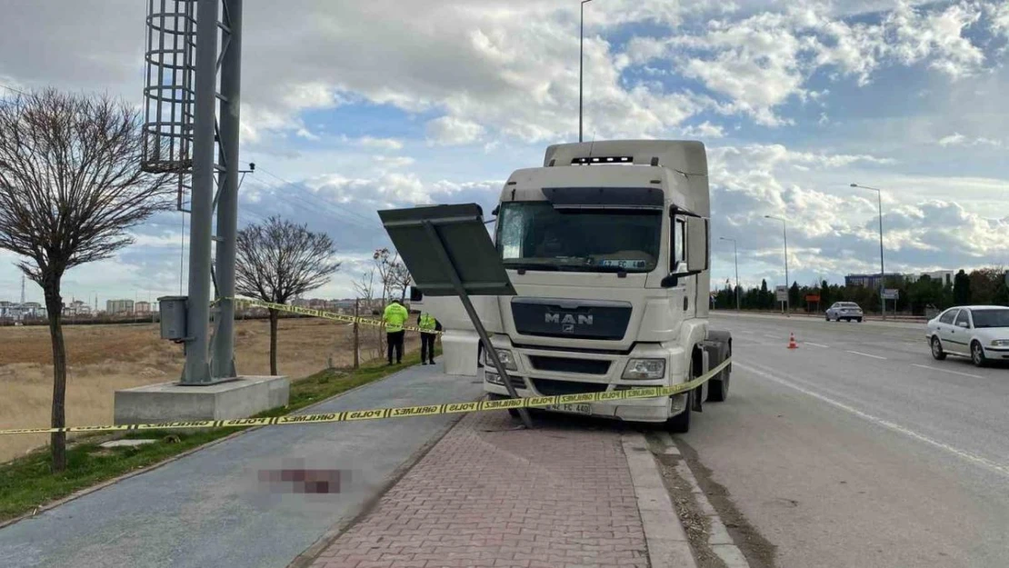 Tır tabelaya, tabela da yol kenarındaki şoföre çarptı: Sürücü ağır yaralandı