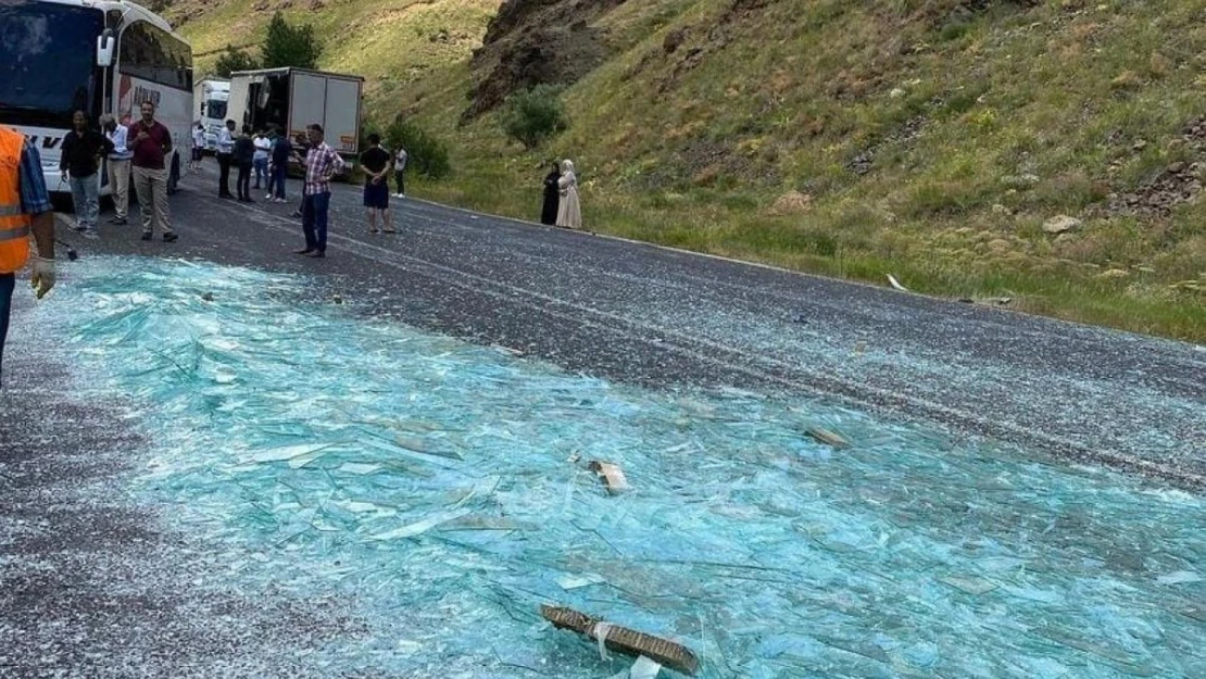 Tırın çadırı açıldı, cam kırıkları yola saçıldı