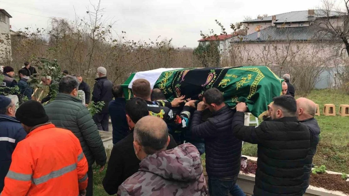 Tırın çarpması neticesinde hayatını kaybeden şoför Sakarya'da toprağa verildi