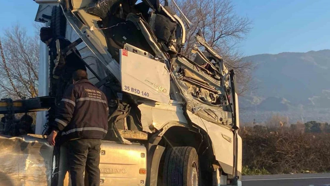 Tırlar çarpıştı, karayolu savaş alanına döndü