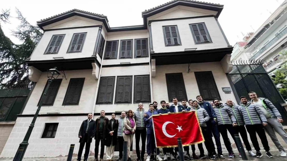 Tofaş Basketbol Takımı, Atatürk'ün evini ziyaret etti