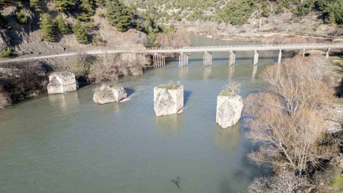 Tokat ile Amasya'yı birbirine bağlayan tarihi köprüden geriye sadece ayakları kaldı