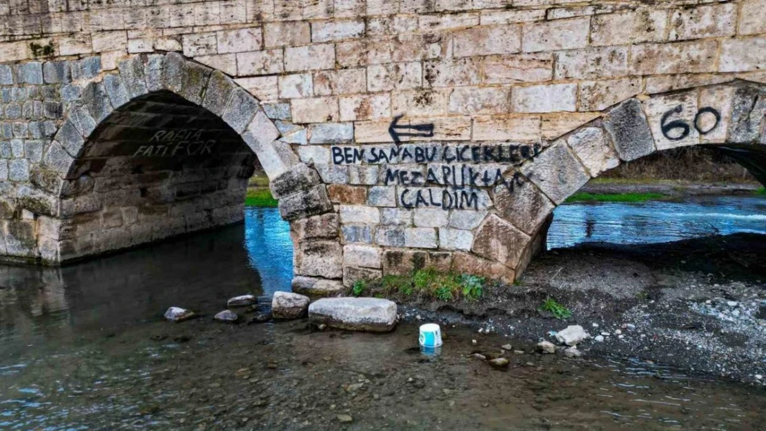 Tokat'ta 2 bin yıllık tarihi köprüye sprey boyalı saygısızlık