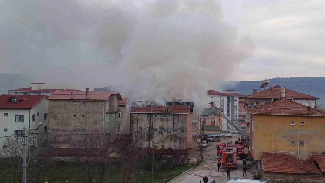 Tokat'ta 3 katlı binanın çatısında korkutan yangın