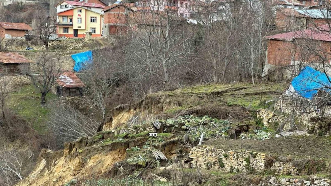 Tokat'ta bir köyde heyelan nedeniyle 39 hane boşaltıldı