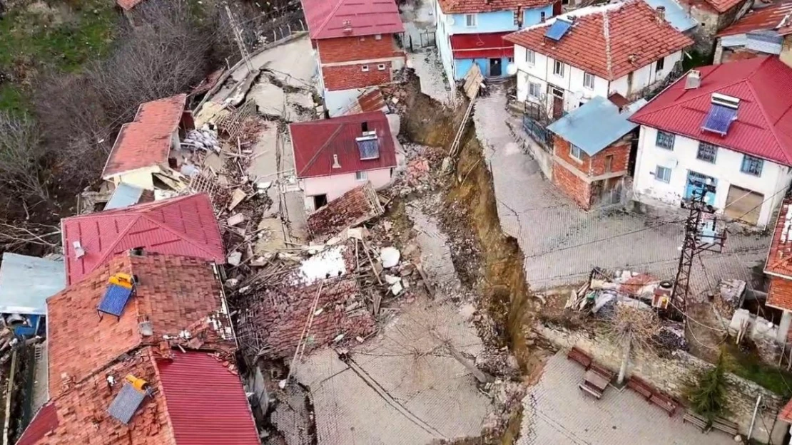 Tokat'ta heyelan felaketinin vurduğu Günebakan köyü dronla havadan görüntülendi