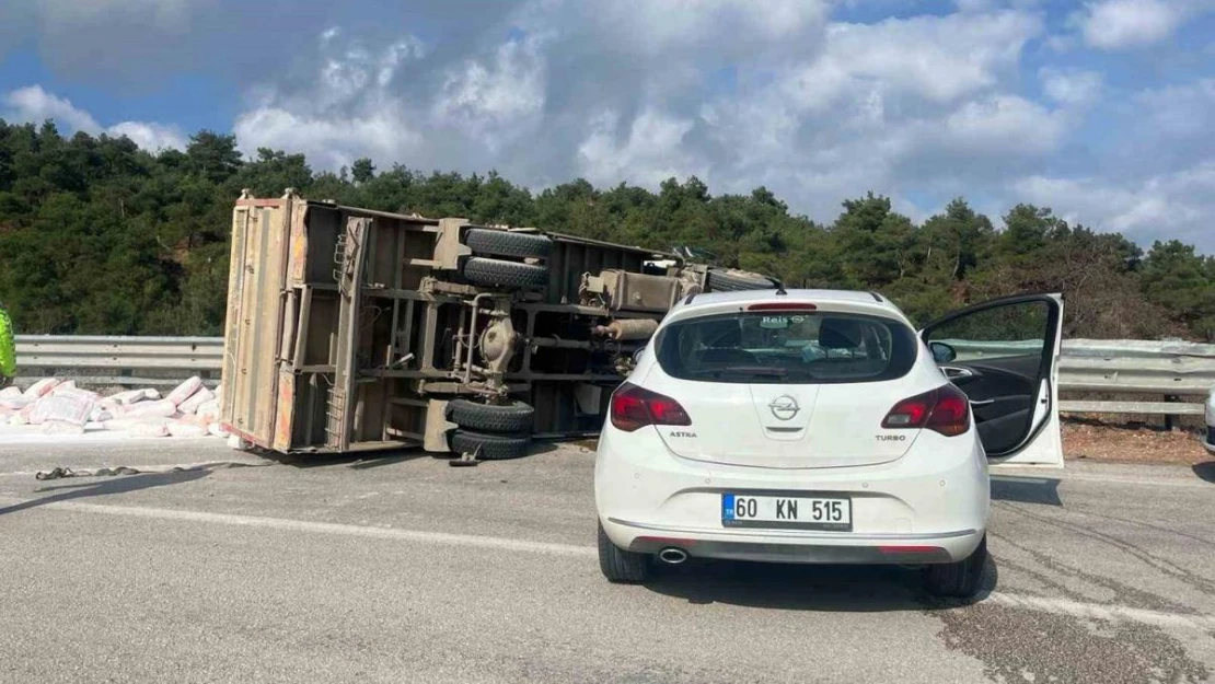 Tokat'ta kamyon ile otomobil çarpıştı: 3 yaralı