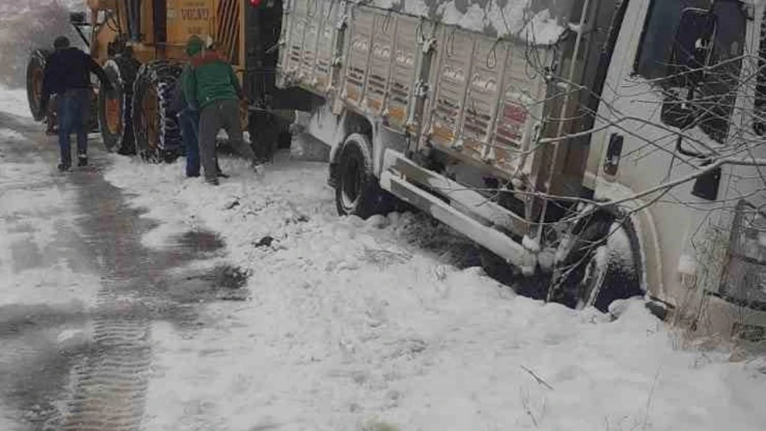 Tokat'ta karda kayan kamyon yan yattı