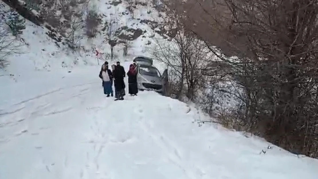 Tokat'ta karlı yolda tır mahsur kaldı, kayan aracı ise uçuruma düşmekten ağaç kurtardı