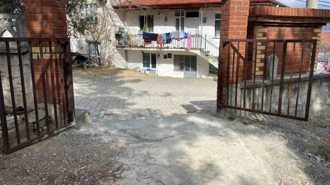 Tokat'ta mezarlık kapısı, hırsızların hedefi oldu