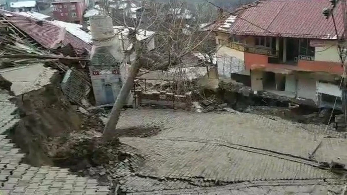 Tokat'ta minaresi düşen cami tamamen yıkıldı