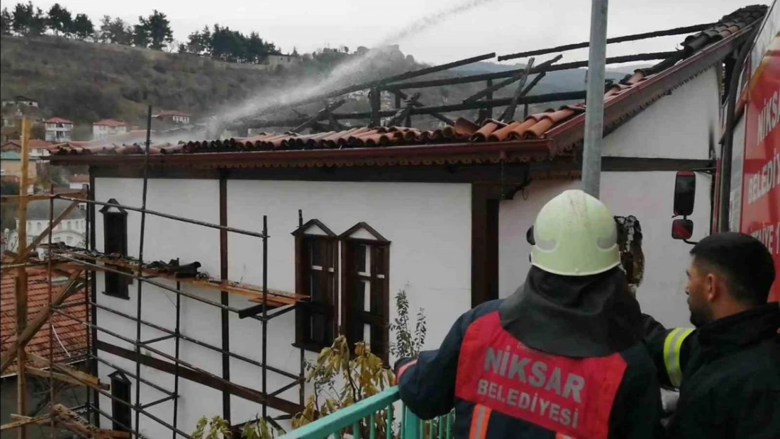 Tokat'ta tarihi konak yangında ağır hasar aldı