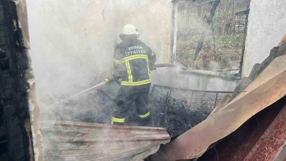 Tokat'ta tek katlı ev çıkan yangında kullanılamaz hale geldi