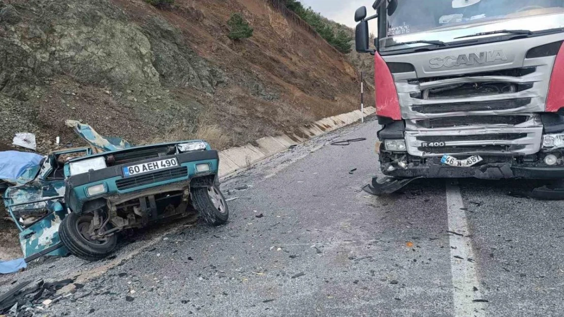 Tokat'ta tır ile otomobil çarpıştı: 2 ölü, 1 yaralı