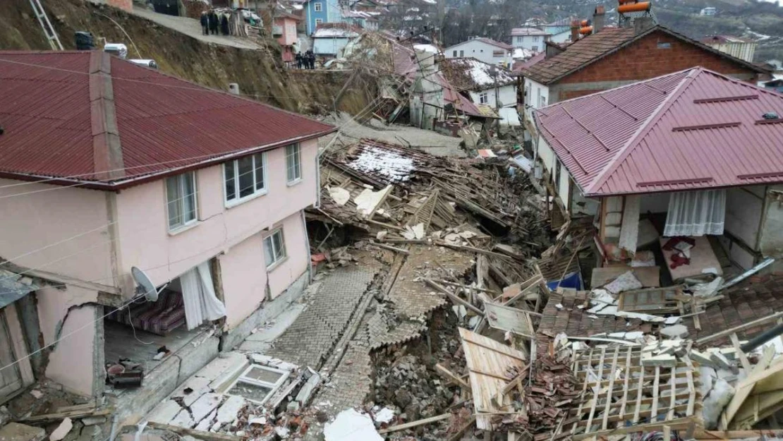 Tokat'ta yıkılan köylerini göz yaşlarıyla izlediler