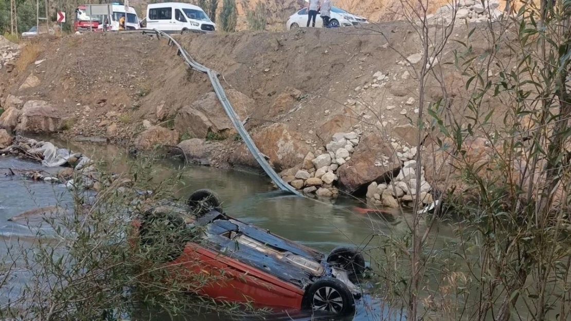 Tortum Çayı'na araç uçtu, 4 kişi yaralandı