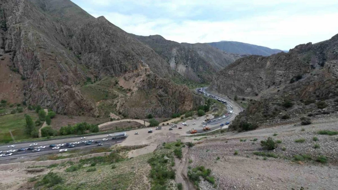 Tortum'da heyelan: Erzurum-Artvin karayolu trafiğe kapandı