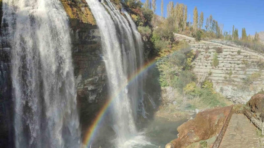 Tortum Şelalesi gökkuşağı ile süslendi